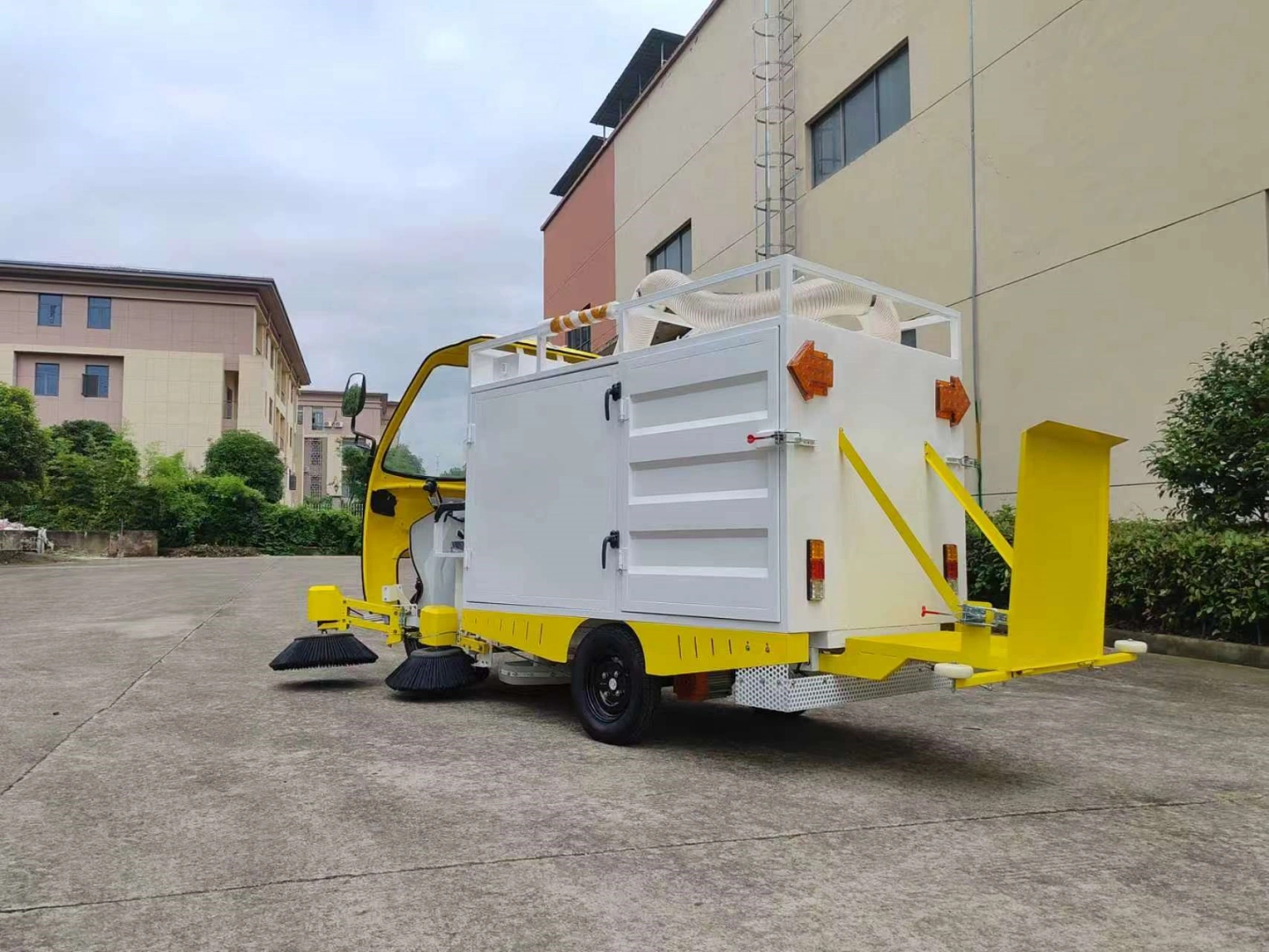 leaf shredding and collection sweeper leaf shredding and collection sweeper